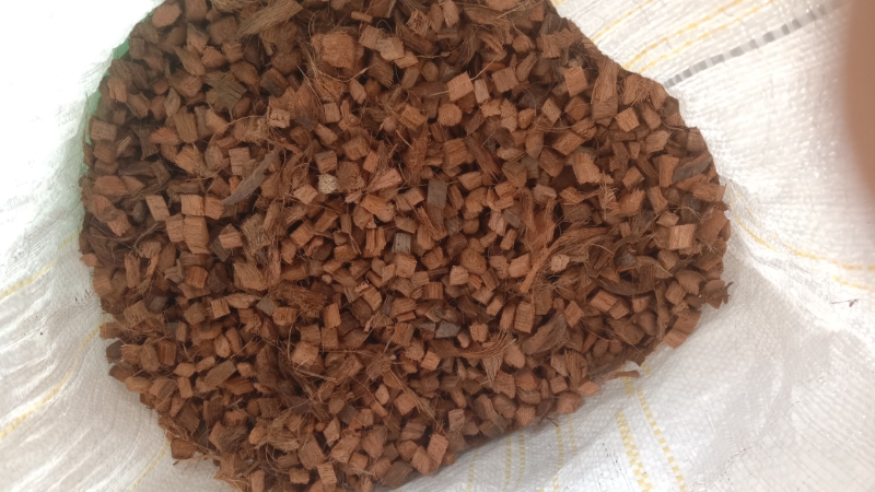 Sri Lanka best quality coconut Husks mm6/mm 10and coco pet other coconut husk product. Selling and export 